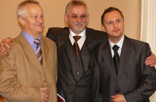 W środku nowy przewodniczący Rady Miejskiej Antoni Kłosowski, po bokach jego zastępcy Stanisław Ordon i Dariusz Przytuła (z prawej).