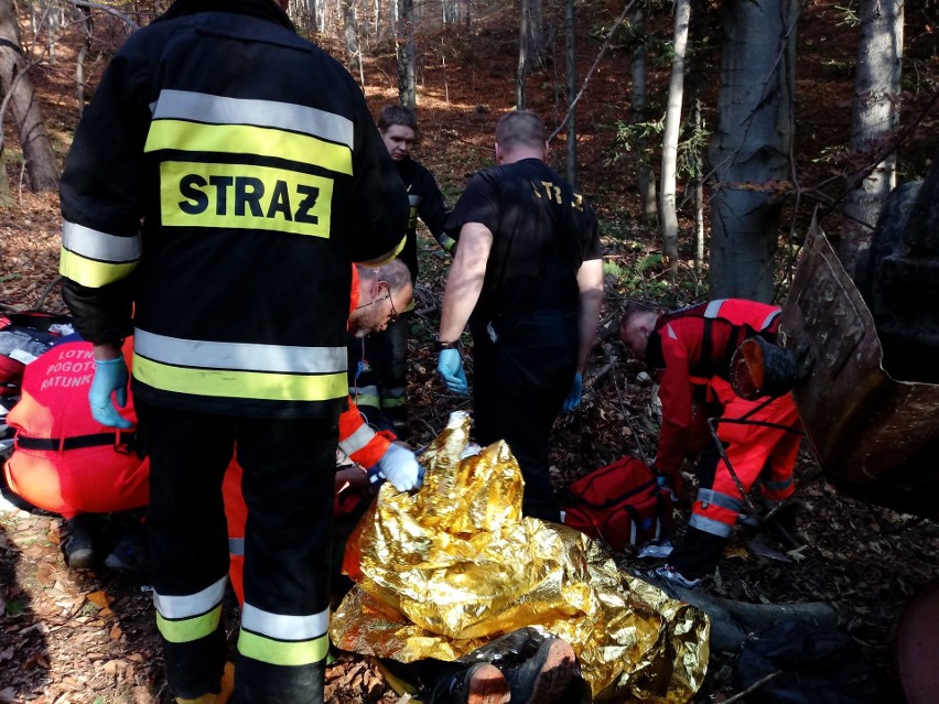 Krzczonów. Przygnieciony przez ciągnik mężczyzna trafił do szpitala