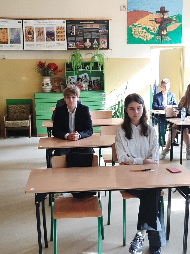 Egzamin ósmoklasisty 2022. Uczniowie z powiatu ostrowieckiego zmagali się z "królową nauk". Zobaczcie zdjęcia 