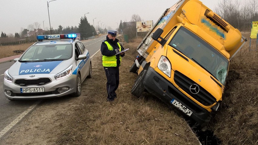 Wypadek koło Buska. Samochód przejechał kilkadziesiąt metrów rowem!