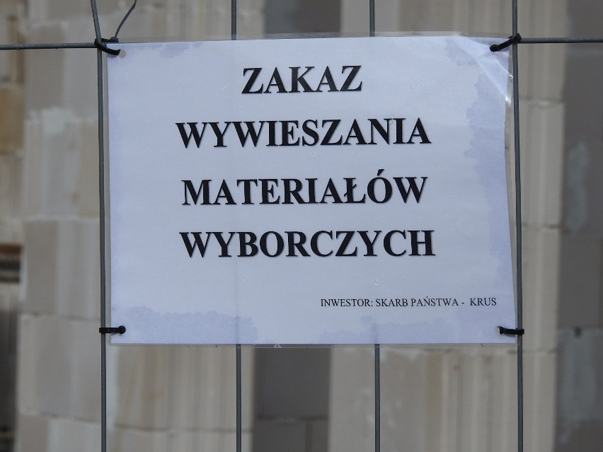 Plakaty kandydatów PiS wiszą na ogrodzeniu budowy nowej...