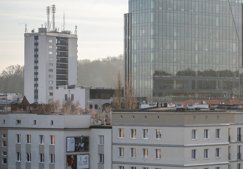 Urodziny "Dolarowca" w Gdańsku Wrzeszczu. Mieszkańcy i sympatycy przed północą 31.12 zaśpiewają mu 100 lat. W oknach wieżowca zabłyśnie "50"