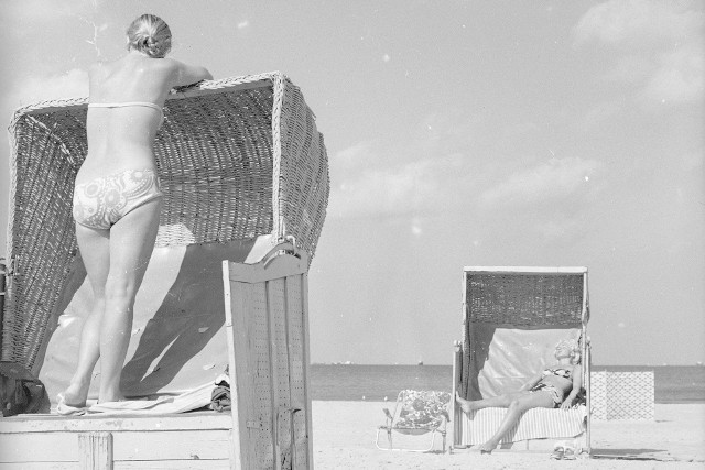 Wypoczynek na plaży w okolicy Szczecina. Na zdjęciu: kosze plażowe i opalające się kobiety. W tle widać Bałtyk. 1973 rok.