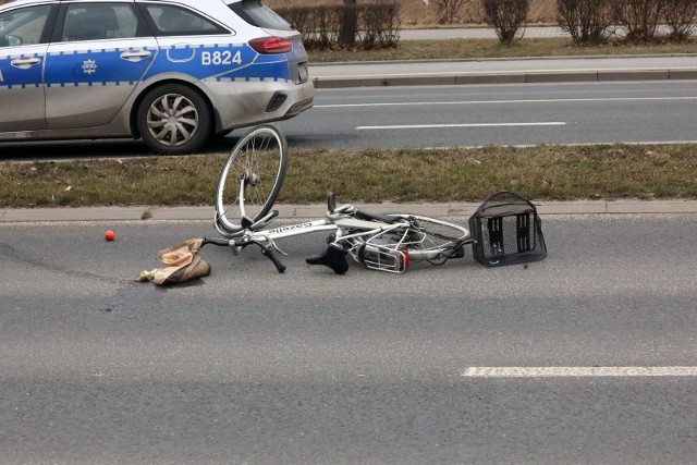 Zdjęcie sytuacyjne. Poszkodowana została potrącona przez kierującą BMW na przejściu dla pieszych z pasem rowerowym. Nie ustąpiła rowerzystce pierwszeństwa przejazdu.