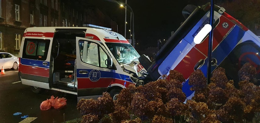 Kraków. Na al. Słowackiego zderzyły się dwie karetki. Co najmniej jedna osoba poszkodowana