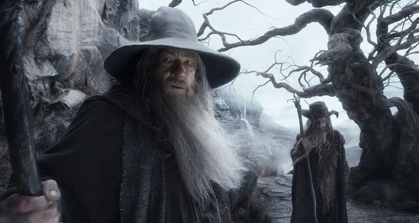 Hobbit Bilbo Baggins w towarzystwie Gandalfa i dowodzonych...