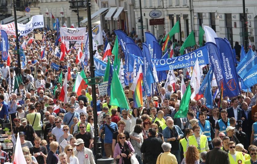 Manifestacja KOD i opozycji w Warszawie