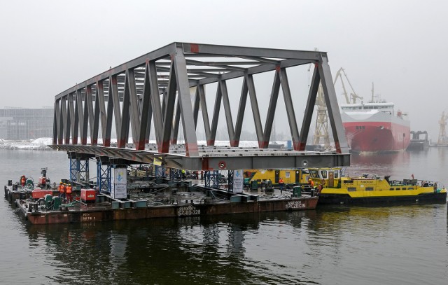 Pierwsze przęsło Mostu Brdowskiego już na filarachOsadzenie konstrukcji na filarach, to poważna operacja.