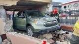 Przedziwny wypadek w Tarnowie. Samochód przebił ścianę garażu, dwie osoby ranne. Policja bada okoliczności niecodziennego zdarzenia ZDJĘCIA