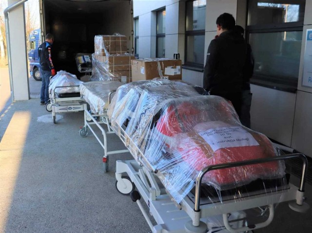 Tir załadowany sprzętem i środkami medycznymi wyjechał z gorzowskiego szpitala. Transport dotrze bezpośrednio do lecznicy na Ukrainie.