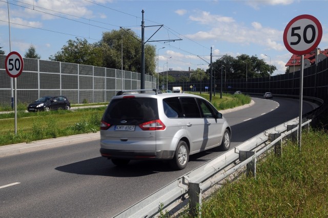 W raporcie opublikowano analizę wypadków w obszarach zabudowanych przed i po wprowadzeniu dopuszczalnej prędkości 50 km/h także w nocy w godzinach 23–5.