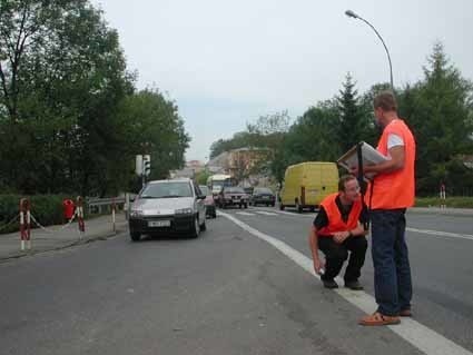 Wczoraj pracownicy firmy geodezyjnej wyznaczali na skrzyżowaniu usytuowanie krawężników planowanego ronda. Prace budowlane zaczną się w tym tygodniu.