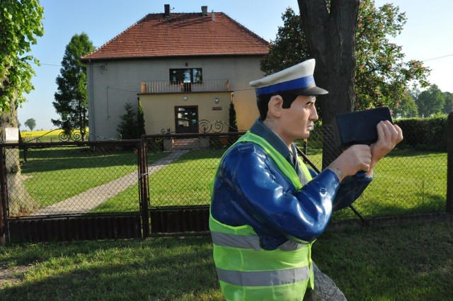 Dzieci w przedszkolu w Łowoszowie strzeże słynna, jedyna w Polsce figura policjanta, która ma hamować zapędy kierowców, żeby nie jeździli za szybko w tym miejscu.