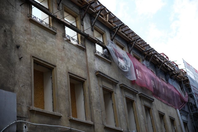 Wielu krakowian niepokoi skala przebudowy zabytkowego budynku, w którym powstaje nowy hotel Saski
