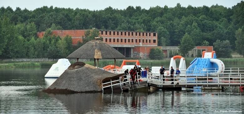 Przed sądem stanie dwóch projektantów i wykonawca. Są...