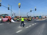 Lubliniec. Rolnicy blokują skrzyżowanie dróg krajowych. Z jakimi hasłami przyjechali?