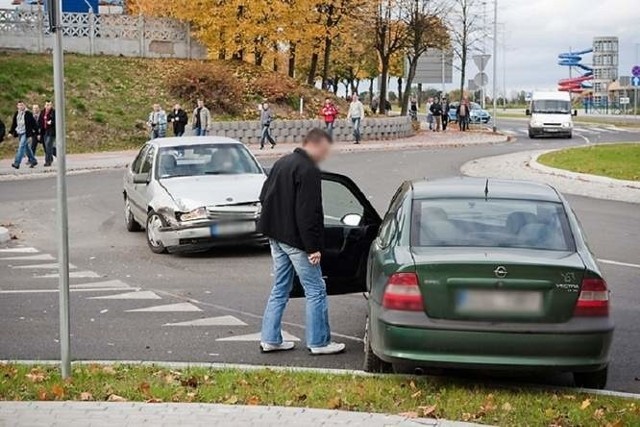 Z powodu różnej interpretacji przepisów na rondach przy ul. Grunwaldzkiej dochodzi do kolizji.