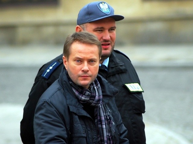 Artur Żmijewski jako &#8222;Ojciec Mateusz&#8221; i Michał Piela jako serialowy policjant Mietek Nocul.