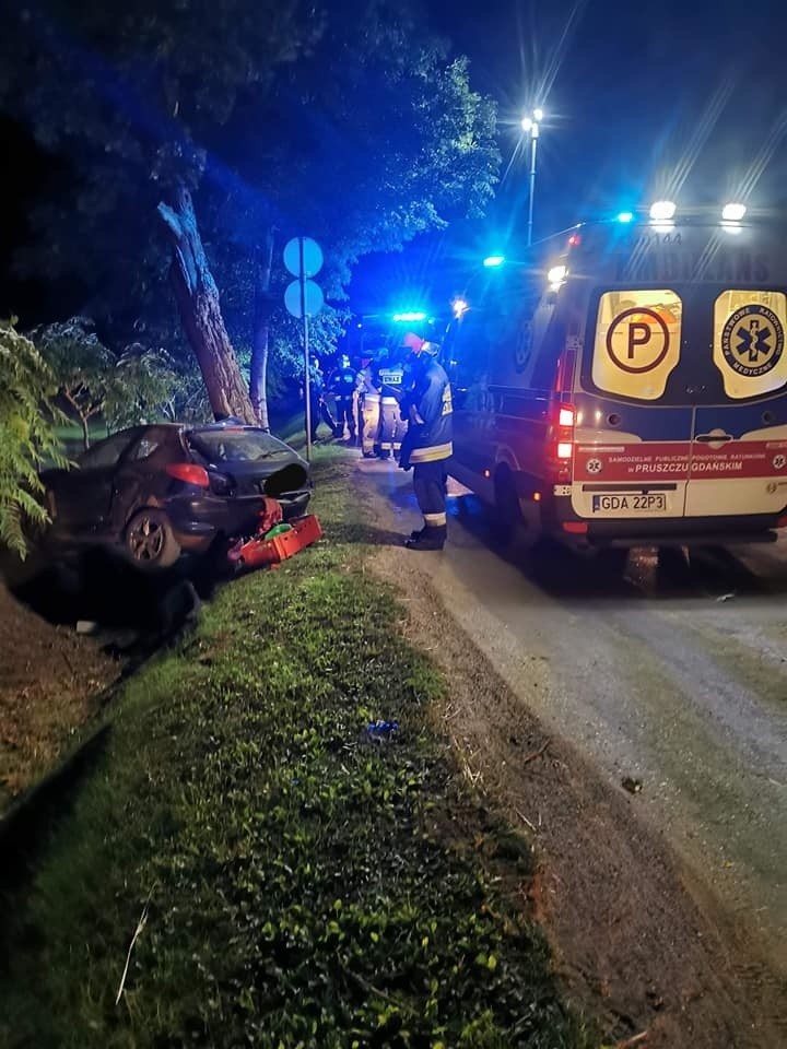 Śmiertelny wypadek w Giemlicach [12.09.2020]. Samochód uderzył w drzewo. Nie żyje 19-letni mężczyzna [ZDJĘCIA]