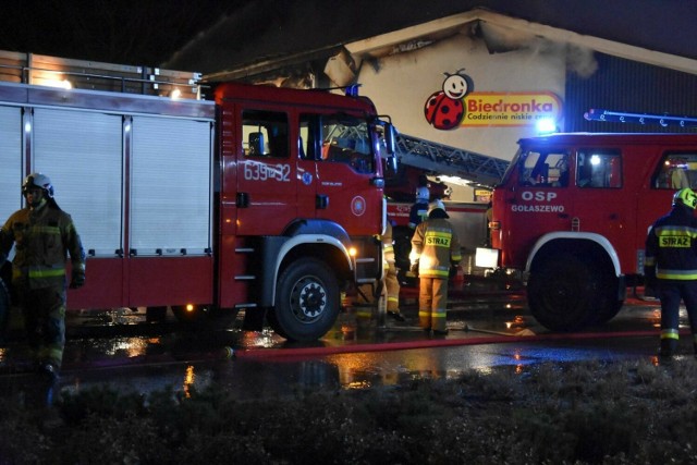 Nikt nie został poszkodowany - klienci sklepu i personel zdążyli wyjść na zewnątrz.