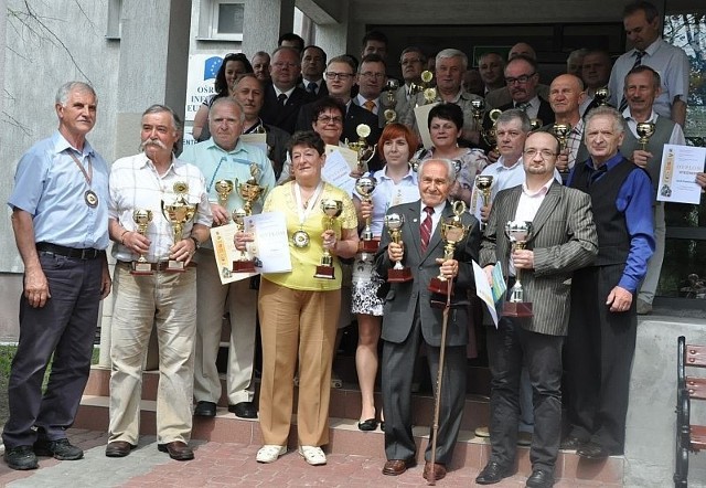 Laureaci i wyróżnieni w konkursie z organizatorami i jurorami.