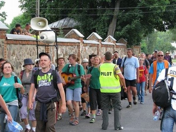 Przed pątnikami jeszcze pięć dni wędrówki. Odwiedzą Mroczków, Chełsty, Strzelce Małe, Pacierzów i upragnioną Jasną Górę, gdzie zaniosą prośby i podziękowania Matce Bożej.