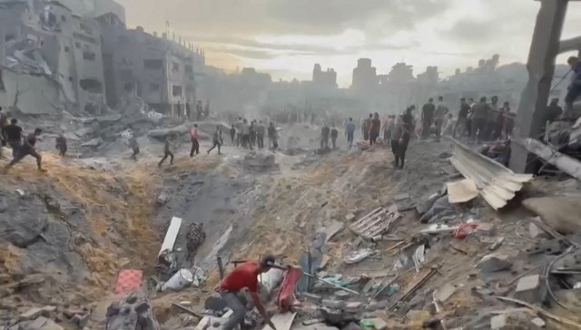 Mieszkańcy Gazy przeszukują zbombardowane przez izraelskie samoloty tereny w poszukiwaniu swoich bliskich.