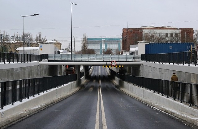 Od wtorku kierowcy mogą przejechać tunelem (a piesi przejść) w ciągu ul. Niciarnianej, pod torami kolejowymi.