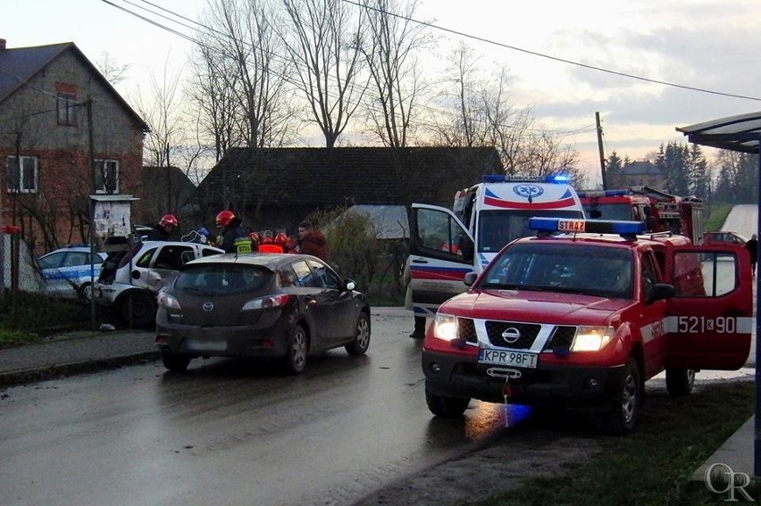 Wypadek w Łyszkowicach pod Proszowicami, dwie osoby ranne [ZDJĘCIA]