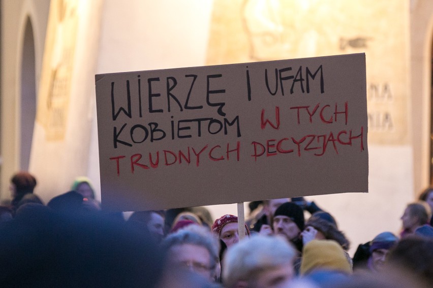 Czarny Piątek. Kobiety protestowały w Krakowie [ZDJĘCIA]