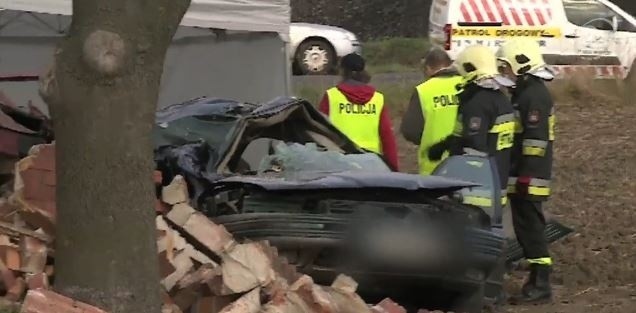 Tragiczny wypadek w Miłosnej koło Lubina. Samochód uderzył w przystanek [WIDEO]