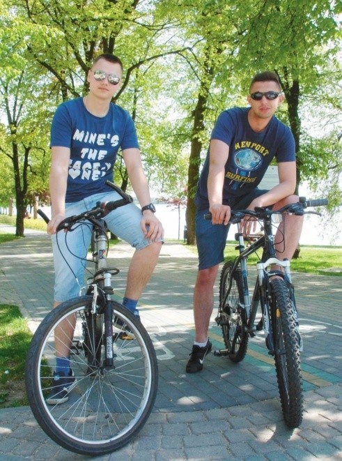 - Zamiast siedzieć bezczynnie przed telewizorem, w wolnej chwili lepiej wsiąść na rower i trochę pojeździć - przekonują Mateusz Czesnowski i Łukasz Dźwilewski.