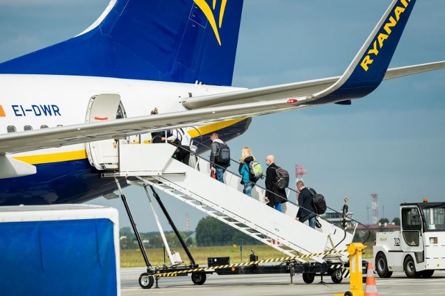 Polskie Linie Lotnicze LOT oraz Ryanair zmieniają rozkłady lot&oacute;w. Sprawdźcie, dokąd polecimy z Bydgoszczy w sezonie letnim.Na kolejnych slajdach przedstawiamy zmiany w siatce połączeń &gt;&gt;&gt;