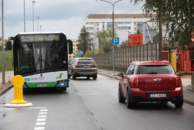Największy kłopot z minięciem na ulicy Bronowickiej pojawia się w przypadku większych pojazdów