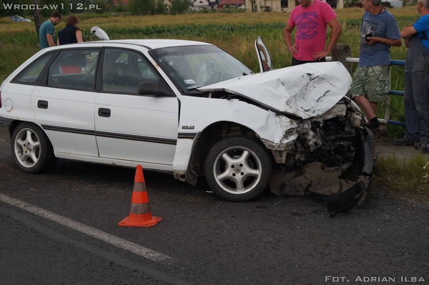 Wypadek pod Wrocławiem. Dwie osoby ranne. Auto w rowie (ZDJĘCIA)