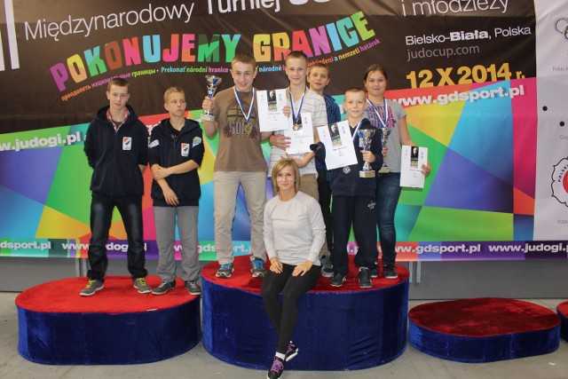 Reprezentanci Gwardii Opole na turnieju w Bielsku-Białej z trenerką Martyną Martynowicz (siedzi na podium).