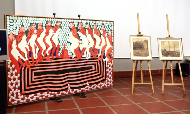 Obraz Marka Sobczyka „Koguty i kury” powstał  w 1988 roku, natomiast mniejsze prace Maxa Buege pochodzą z 1914 roku.