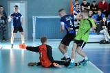 Zacięte mistrzostwa Skarżyska-Kamiennej w piłce nożnej szkół średnich z udziałem zawodników ligowych