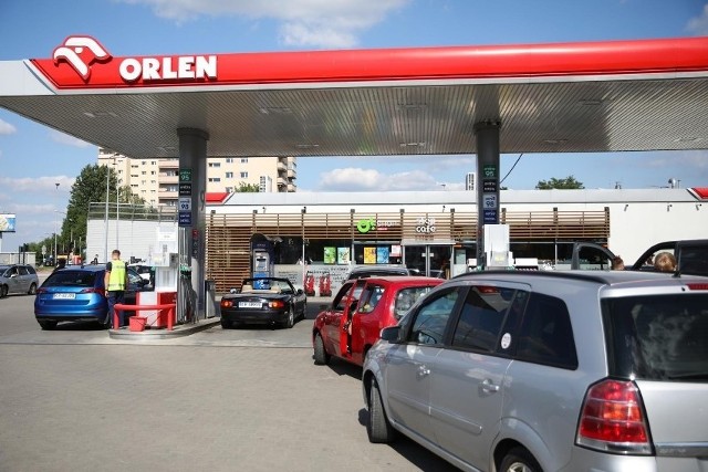 Rabat w wysokości 30 gr brutto na litr naliczany jest na maksymalnie 50 litrów benzyny lub oleju napędowego
