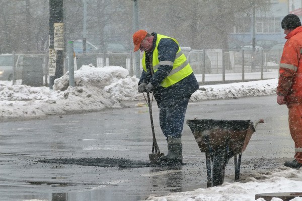 Drogowcy twierdzą, że takie prowizoryczne zabezpieczenie powinno wytrzymać do czasu, gdy rozpocznie się gruntowna naprawa dróg.