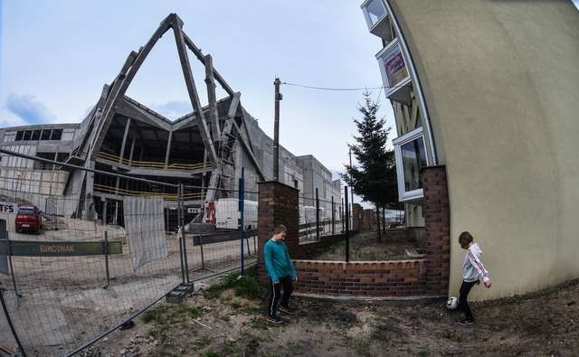 Kamienica przy Karpackiej 4 sąsiaduje z największą bydgoską galerią handlową