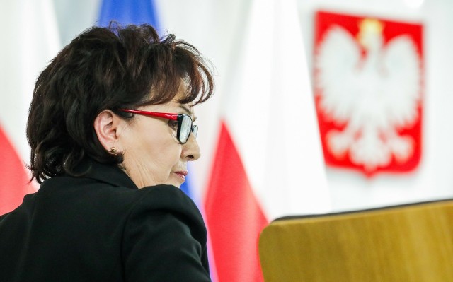 Przed sejmową komisją śledczą ds. wyborów kopertowych w środę zeznaje była marszałek Sejmu Elżbieta Witek (PiS).