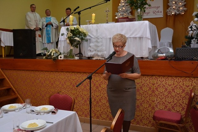 W  Gminnym Ośrodku Kultury w Wichowie przygotowano uroczyste spotkanie wigilijne, na które zaproszono  mieszkańców gminy Lipno.W  Gminnym Ośrodku Kultury w Wichowie przygotowano uroczyste spotkanie wigilijne, na które zaproszono  mieszkańców gminy Lipno. Gospodarzem spotkania  był wójt  Andrzej Szychulski. Gości powitała dyrektor GOK w Wichowie Teresa Sztuka: - Jest taki czas, co łzy w śmiech zmienia, jest taka moc, co smutek w radość przemienia, jest taka siła, co spełnia marzenia. To właśnie magia Świąt Bożego Narodzenia. Wigilia to nie czas, gdy jest prezentów moc. Wigilia to nie jest czas, gdy potraw sto na stole. Wigilia to przepiękny czas, Bożonarodzeniowy czas, gdy siedzimy wszyscy w kole. Spotkanie wigilijne rozpoczęto mszą świętą celebrowaną przez ks. Henryka Wysockiego, proboszcza parafii św. Jakuba Apostoła w Chełmicy Dużej.Była wspaniała atmosfera, mnóstwo życzeń przy opłatku, kolędy. Atmosferę  wzbogacił występ dzieci i młodzieży z Ośrodka Kultury w Wichowie.