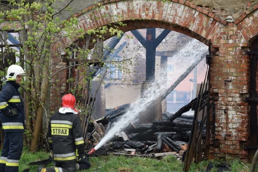 Pożar zabytkowej stodoły w Łebuni 24.04.2018