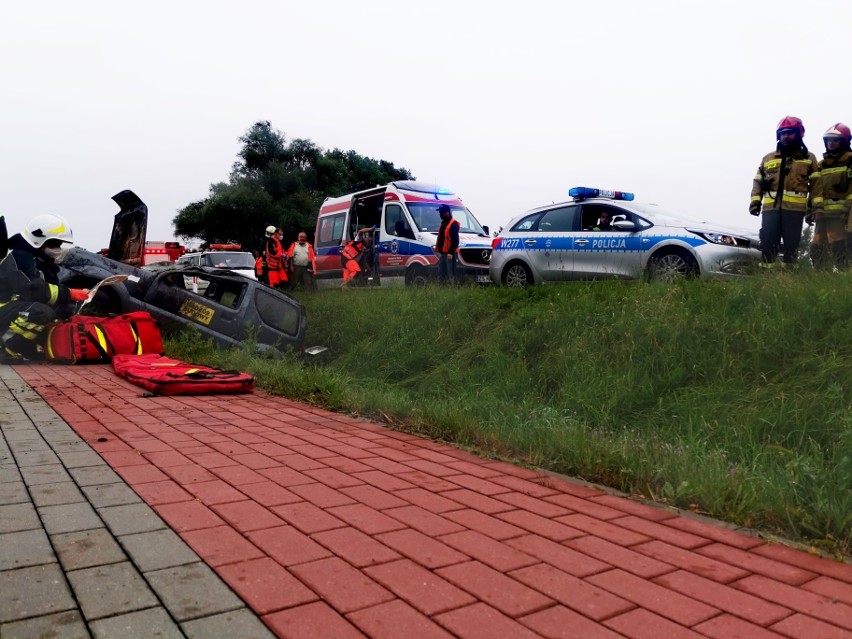 Wypadek na krajowej "11" koło Będzina. Auto dachowało