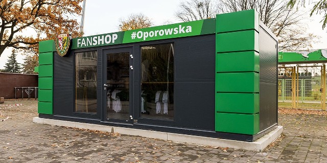 W poniedziałek 18 listopada oficjalnie otwarty został nowy sklep kibica Śląska Wrocław przy ul. Oporowskiej, tuż przed starym stadionem Śląska, przy którym wciąż mieści się siedziba klubu. Co i za ile możecie nabyć w FanShop #Oporowska? Sprawdziliśmy to jeszcze przed oficjalnym otwarciem.