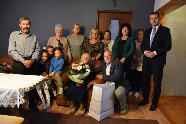 Pani Stanisława swoje setne urodziny świętowała z rodziną. Serdeczne gratulacje i życzenia oraz kwiaty i upominek w imieniu samorządu przekazał jubilatce burmistrz Paweł Wójcik oraz kierownik Urzędu Stanu Cywilnego w Chmielniku, Bożena Hanszke.