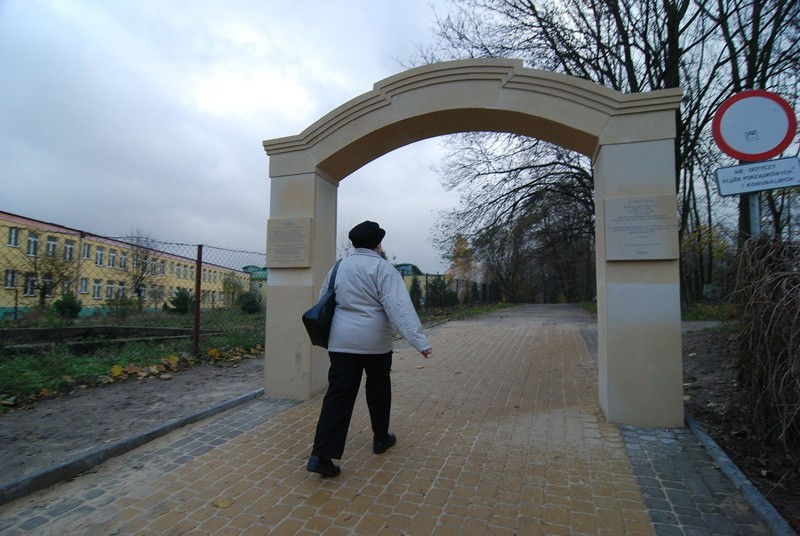 Od ulicy Kopernika w Opatowie, przy wejściu do parku...
