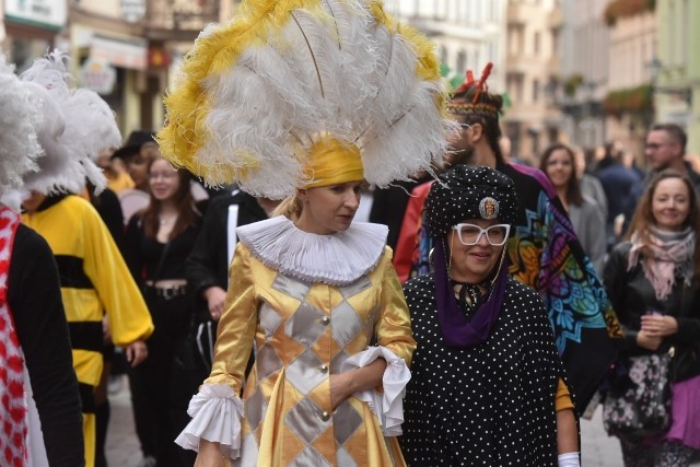 Dziś (15.10) przed oficjalnym otwarciem Międzynarodowego Festiwalu Teatrów Lalek ,,Spotkania" odbyła się w Toruniu parada baśniowych postaci! Wyruszyła ona spod Teatru "Baj Pomorski" skąd dotarła na Rynek Staromiejski. Oto zdjęcia