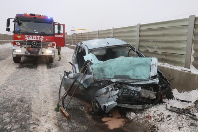 Wiemy, że w wypadku ranna została jedna osoba. Policja poinformowała nas, że droga zablokowana jest w obu kierunkach. Zdjęcie poglądowe.